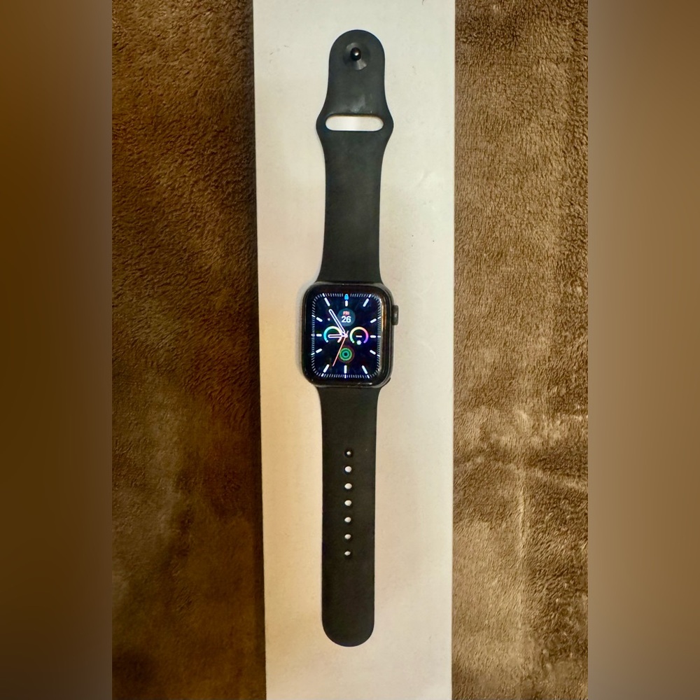 Apple Watch Series 6 – 40mm – GPS – Space Gray Aluminum – Black Sport Band